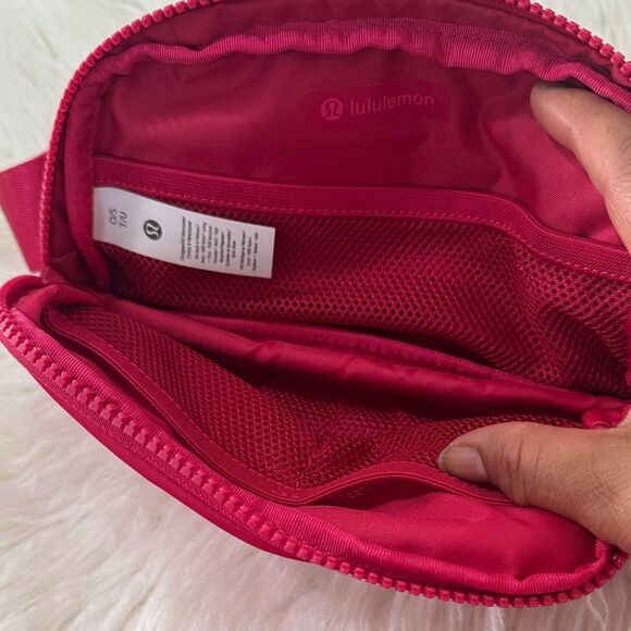 lululemon athletica Belt Bag in Vibrant Pink NWT - Picture 5 of 9